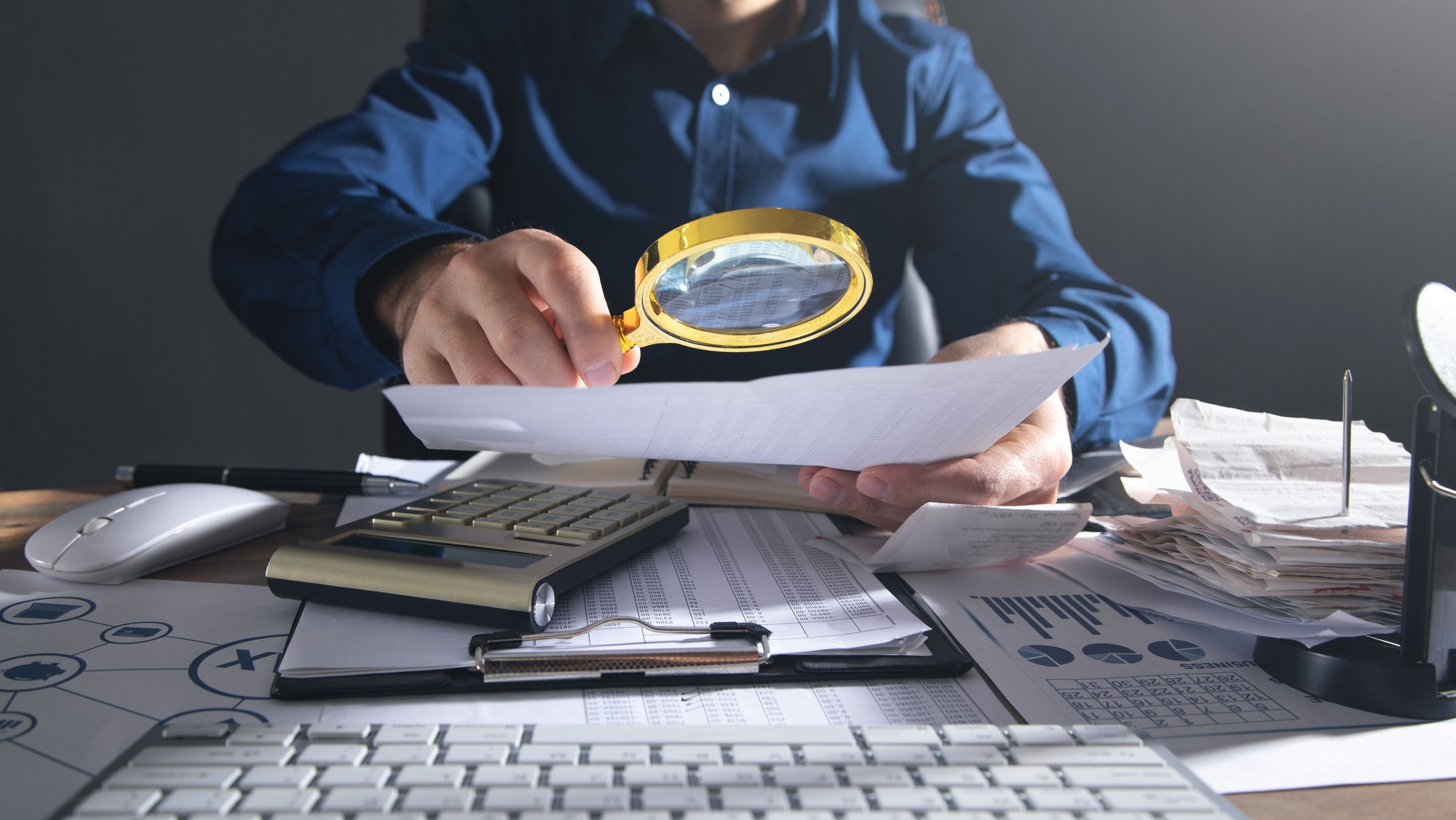 Professionnel travaillant sur des documents fiscaux